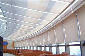 辦公室適合使用哪種窗簾？其優(yōu)缺點(diǎn)都有啥？